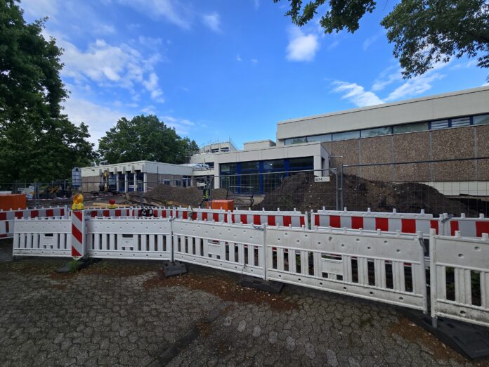 Stadttheater Von außen ist noch nicht viel von dem Ende der Bauarbeiten zu erkennen, Stadttheater und Sporthalle. Bild: Alexander Heinz
