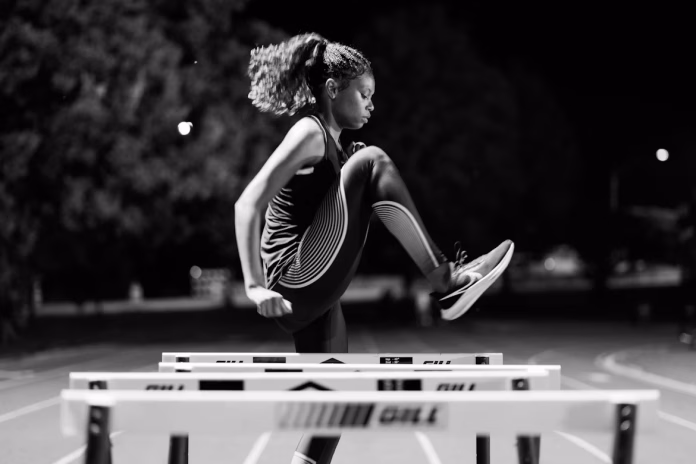 photo-1726195218113-c998fa6b5a4d Symbolbild: Der Mehrkampf vereint Sprint, Sprung, Wurf und Ausdauer. Foto: Jadon Johnson/Unsplash