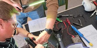 „Reparieren statt wegwerfen“ AWO plant neues Reparatur-Café in Lintorf Im Reparaturcafé wird getüftelt, gewerkelt und repariert. Foto: FORUM.Lotsenpunkt