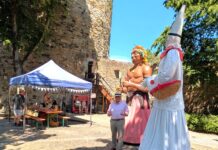 Riesen aus Le Quesnoy begeistern Besucher beim Turmstraßenfest Die Riesenfiguren aus Le Quesnoy waren vor dem Dicken Turm ein beliebtes Fotomotiv. Foto: Stadt Ratingen