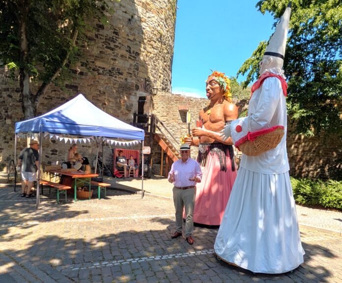 2026-06-28Droste- Bimberlot Die Riesenfiguren aus Le Quesnoy waren vor dem Dicken Turm ein beliebtes Fotomotiv. Foto: Stadt Ratingen
