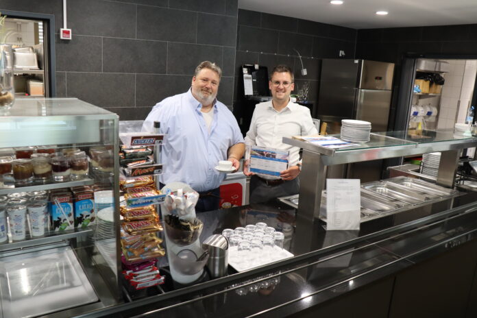 2026-06-30-Rathauskantine VKM Catering betreibt auch künftig die Rathaus-Kantine, der Dienstleistungsvertrag wurde verlängert. Zu diesem Anlass trafen sich Bürgermeister Patrick Anders (rechts) und Unternehmensleiter Roman Reeg vor Ort. Foto: Stadt Ratingen