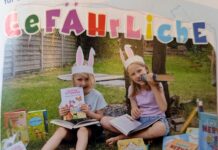 Ratinger Sommerlesecub 2026: Lesen, kreativ sein und gewinnen So kann`s gehen: Diese zwei jungen Teilnehmerinnen haben sich im vergangenen Jahr im Rahmen der Sommerferienaktion auf kreative Art und Weise mit Medien auseinandergesetzt und gemeinsam ihr Logbuch gestaltet. Foto: Stadt Ratingen