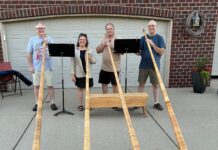 Festmahl am Stadionring: Alphörner, Bigband und Kasalla als Top-Act Kurt Hackemer, Amy Laurson, Charles Dibley und Todd Cranson (v.l.n.r.), Musikprofessoren aus Vermillion, läuten mit Alphörnern das Festmahl zum Ratinger Stadtjubiläum ein. Foto: Privat