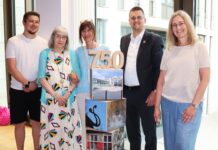 Kinder fotografieren ihre Stadt für 750-Jahr-Jubiläum, ÜMB-Verein übergibt Fotowürfel mit 16 Motiven ans Rathaus Mitglieder des ÜMB Vereins übergeben Bürgermeister Patrick Anders (2.v.r.) den Motivwürfel, Bild: Stadt Ratingen