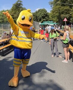 Die Stadtwerke-Ente war einer der großen Hingucker auf dem Festmahl. Die Stadtwerke brachten sich als einer der Hauptsponsoren mit zahlreichen erfrischenden Angeboten ins Festgeschehen ein. Foto: Stadtwerke Ratingen GmbH