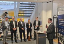 RATINGEN – Meine Stadt, mein Standort. Sonderausstellung im Medienzentrum Ratingen Jens Schmidt, Stadtwerke Ratingen, Udo Zimmermann, Vorstandsvorsitzender Sparkasse HRV, Harald Filip, erter Beigeordneter der Stadt Ratingen, Dr. Bettina Warnecke, Landrätin für den Kreis Mettmann und Patrick Anders, Bürgermeister der Stadt Ratingen. Am Mikrofon Hakan Cetin, Geschäftsführer des UVR bei der Ausstellungseröffnung, Bild: Alexander Heinz