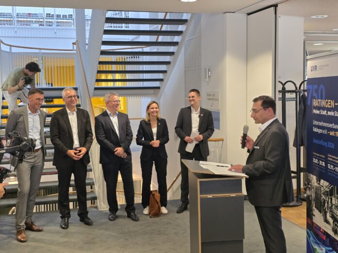 20260721_184248 Jens Schmidt, Stadtwerke Ratingen, Udo Zimmermann, Vorstandsvorsitzender Sparkasse HRV, Harald Filip, erter Beigeordneter der Stadt Ratingen, Dr. Bettina Warnecke, Landrätin für den Kreis Mettmann und Patrick Anders, Bürgermeister der Stadt Ratingen. Am Mikrofon Hakan Cetin, Geschäftsführer des UVR bei der Ausstellungseröffnung, Bild: Alexander Heinz