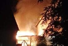Brand in Ratingen-Lintorf: Flammen bedrohen angrenzendes Wohnhaus In der Nacht zum elften Juli musste die Ratinger Feuerwehr zu einem Großeinsatz in Ratingen-Lintorf anrücken. Foto: Presseportal Kreis Mettmann