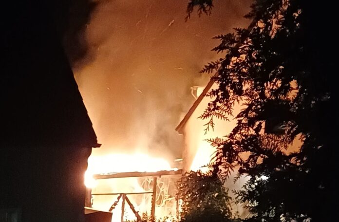 In der Nacht zum elften Juli musste die Ratinger Feuerwehr zu einem Großeinsatz in Ratingen-Lintorf anrücken. Foto: Presseportal Kreis Mettmann In der Nacht zum elften Juli musste die Ratinger Feuerwehr zu einem Großeinsatz in Ratingen-Lintorf anrücken. Foto: Presseportal Kreis Mettmann