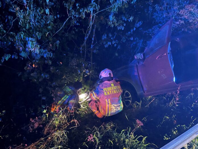 (C)Feuerwehr Ratingen In der Nacht zum 23. Juli musste die Feuerwehr Ratingen wegen eines Verkehrsunfalls anrücken. Foto: Polizei Kreis Mettmann