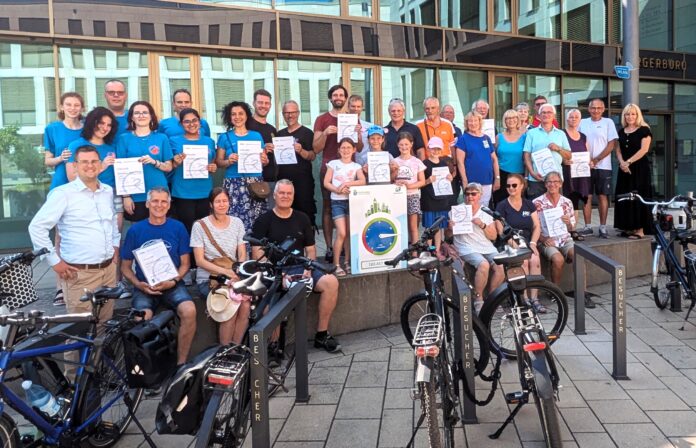 2028-06-30Siegerehrung Stadtradeln Gruppenfoto der besten Stadtradlerinnen und Stadtradler nach der Siegerehrung durch Bürgermeister Patrick Anders in der Kantine des Rathauses. Foto: Stadt Ratingen