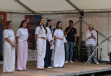 Vom Schülerprojekt zur KI-Anwendung: SpeechFlow rockt die Cromford-Bühne Wettbewerbssieger 2025 präsentiert Geschäftsidee beim Parkfest Das Team um Speechflow auf der Bühne des Parkfestes, Bild: Nestocom