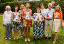 Cromford trifft Cromford Englische Delegation vertieft historische Verbindung zu Ratingen Die Delegation mit ihren Geschenken und Mitgliedern des Fördervereins Cromford, Bild: Alexander Heinz