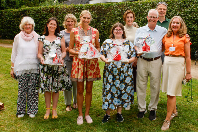 29_RAT_CromfordPF-3110 Die Delegation mit ihren Geschenken und Mitgliedern des Fördervereins Cromford, Bild: Alexander Heinz