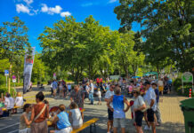 Mehrere tausend Besucher feiern das „Große Festmahl“ zum Stadtjubiläum Gute Laune und nette Menschen entlang der Festtafel am 12,07.2026 in Ratingen, Bild: Alexander Heinz