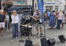 Neue Interessengemeinschaft: Ratinger Innenstadtwirte bündeln ihre Kräfte Gehört auch dazu, Spontan in den Feierabendmarkt der RMG implementierte Live-Performance auf Initative der Innenstadtgatronomen, Bild: Alexander Heinz