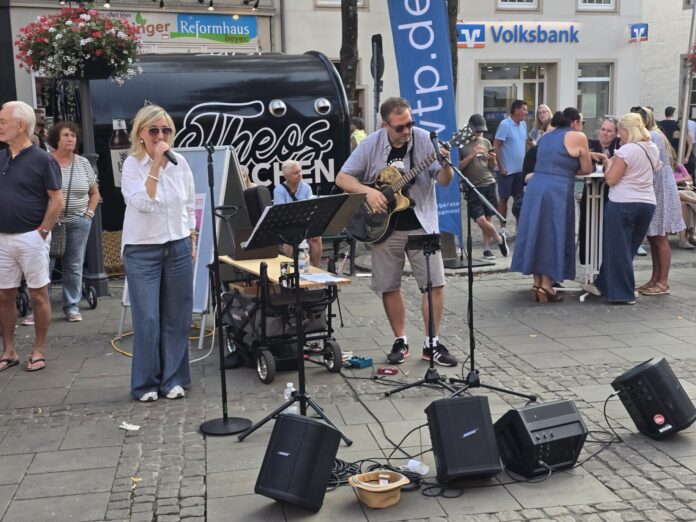 30_RAT_Innenstadt Gehört auch dazu, Spontan in den Feierabendmarkt der RMG implementierte Live-Performance auf Initative der Innenstadtgatronomen, Bild: Alexander Heinz