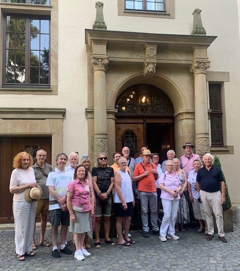 30_RAT_SPDLandsberg26 Die Besuchergruppe vor dem Schloß, Mitte: Ratsherr Dr. Willm Rolf Meyer (mit Hut); Rechts außen: Dr. Hans Kraft (Organisator), Bild: Privat