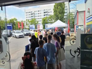Eine lange Schlange auch vor der JBL Geschicklichkeitsbahn, Bild: Alexander Heinz