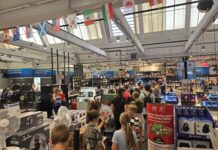 Zeugnisaktion bei Johann+Wittmer: Einser-Schüler holen sich ihre Belohnung Großer Andrang von Einser Schülern im Markt, Bild: Alexander Heinz