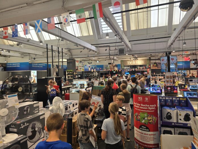 30_RAT_Zeugnis 4 Großer Andrang von Einser Schülern im Markt, Bild: Alexander Heinz