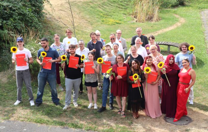 30_RAT_Zeugnisvergabe Boje Zum 24. Mal gab es Zeugnisse in der „Boje“, zwölf Schülerinnen und Schüler durften sich über ihre erfolgreichen Abschlüsse freuen, Foto: Stadt Ratingen