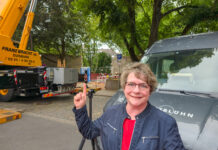 The Eagle has landed Petra Cremer, Beigeordnete der Stadt und Planungsdezernentin freut sich das alles nach Plan abgelaufen ist, Bild: Alexander Heinz