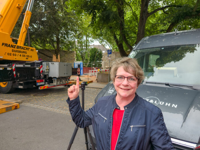 31_RAT_Brücke-075927 Petra Cremer, Beigeordnete der Stadt und Planungsdezernentin freut sich das alles nach Plan abgelaufen ist, Bild: Alexander Heinz