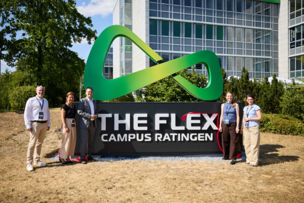 3_20260715_TheFlex_Campus_Ratingen_Gruppenfoto_edited-600x400 David Heise (Auric Investment), Aleksandra Peil (Prime Objects), Patrick Anders (Bürgermeister der Stadt Ratingen), Ricarda Mayer (Manova Partners), Magdalena Wildhagen (berufsständisches Versorgungswerk). Foto: Marcel Kusch, Düsseldorf