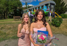 116 junge Menschen, ein besonderer Abschied: Realschulabschluss an der Liebfrauenschule Lilly Wulforst und Leonie Richter gehen ab sofort schulisch neue Wege aber die Verbundenheit bleibt, Bild: Alexander Heinz