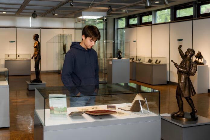 Ausstellungsansicht „Ans Licht!“, © SHOS OSLM, Langen Ausstellungsansicht „Ans Licht!“, © SHOS | OSLM, Langen