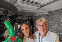 Dumeklemmer-Daumen der Kita Turmstraße findet Zuhause bei „Unser Ratingen“ Iljana Strenger, Redaktion Unser Ratingen und Fred Pradella mit dem "Unser Ratingen" Daumen der Kita Turmstraße, Bild: Alexander Heinz