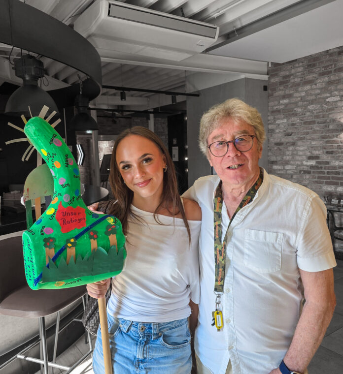 Daumen Unser Ratingen Iljana Strenger, Redaktion Unser Ratingen und Fred Pradella mit dem "Unser Ratingen" Daumen der Kita Turmstraße, Bild: Alexander Heinz