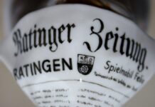 Das Hentschelkind mit Ratinger Geschichte Detailansicht der Porzelanfigur, Bild: Michael Baaske