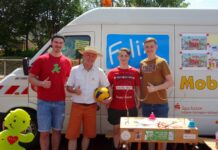 Ferienpass sorgt für Abwechslung in den Sommerferien Freuen sich auf die Sommerferien, das verjüngte Team vom Spielmobil, Neu im Team des Spielmobils ist der 14-jährige Jayden Immig aus Eggerscheidt (Zweiter von rechts), Schüler an der Friedrich-Ebert-Realschule. Links: Erion Diku (23), Student an der RWTH Aachen Zweiter von links: Michael Baaske vom Jugendamt Rechts: Klevis Diku (19), Schüler an der Martin-Luther-King-Gesamtschule, Bild: Sven Immig = Vati von Jayden Immig