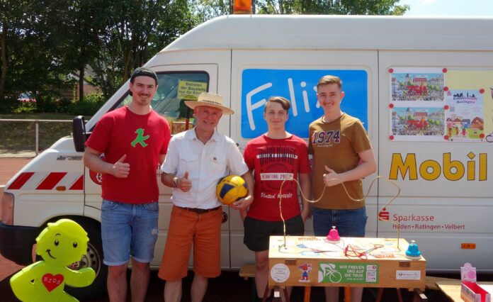 Felix Team Freuen sich auf die Sommerferien, das verjüngte Team vom Spielmobil, Neu im Team des Spielmobils ist der 14-jährige Jayden Immig aus Eggerscheidt (Zweiter von rechts), Schüler an der Friedrich-Ebert-Realschule. Links: Erion Diku (23), Student an der RWTH Aachen Zweiter von links: Michael Baaske vom Jugendamt Rechts: Klevis Diku (19), Schüler an der Martin-Luther-King-Gesamtschule, Bild: Sven Immig = Vati von Jayden Immig