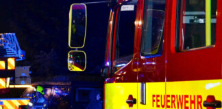 Mehrere Wohncontainer in Flammen – Polizei Ratingen bittet um Hinweise In Ratingen haben am vergangenen Montagmorgen mehrere Wohncontainer gebrannt. Foto: Polizei Kreis Mettmann