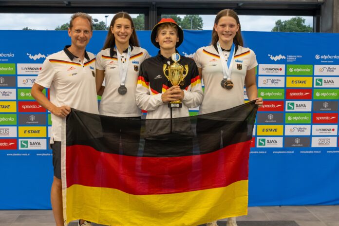 Central European Countries Junior Meeting (CECJM) Swimming - Day 3 Finals Bild von links nach rechts: Trainer Christian Kowalis, Charlotte Drenker, Titus Ditgen, Anna Forsbach Foto: Privat