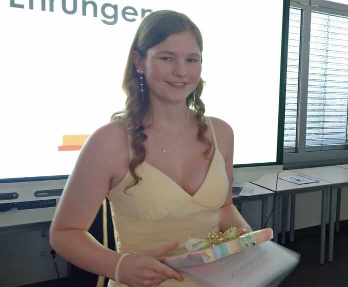 Lena Heinicke_Zeugnisübergabe_Abiturprüfung mit 1+ Lena Noemi Heinicke hat ihr Abitur mit 300 von 300 Punkten bestanden. Foto: Adam-Josef-Cüppers-Berufskolleg
