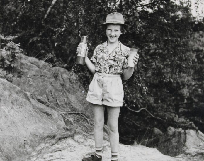 Mädchen mit Shorts und Hemd bei einer Wanderung im Sommer 1955_Privatfotografie Das Museum Textilfabrik Cromford sucht derzeit nach Zeitzeugen aus den 1940er und 1950er Jahren. Foto: LVR-Industriemuseum Textilfabrik Cromford