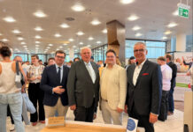 Handwerk feiert Tischlernachwuchs in der Sparkasse HRV Simon Taps, Geschäftsführer der Kreishandwerkerschaft Mettmann, Karl-Josef Laumann, Minister für Arbeit, Gesundheit und Soziales des Landes NRW, Michael Fischbach, Obermeister der Tischler-Innung Kreis Mettmann, und Udo Zimmermann, Vorstandsvorsitzender der Sparkasse HRV. Foto: Sparkasse HRV