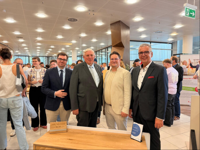 PM 2026_017 Lossprechung der Tischlergesellen Simon Taps, Geschäftsführer der Kreishandwerkerschaft Mettmann, Karl-Josef Laumann, Minister für Arbeit, Gesundheit und Soziales des Landes NRW, Michael Fischbach, Obermeister der Tischler-Innung Kreis Mettmann, und Udo Zimmermann, Vorstandsvorsitzender der Sparkasse HRV. Foto: Sparkasse HRV
