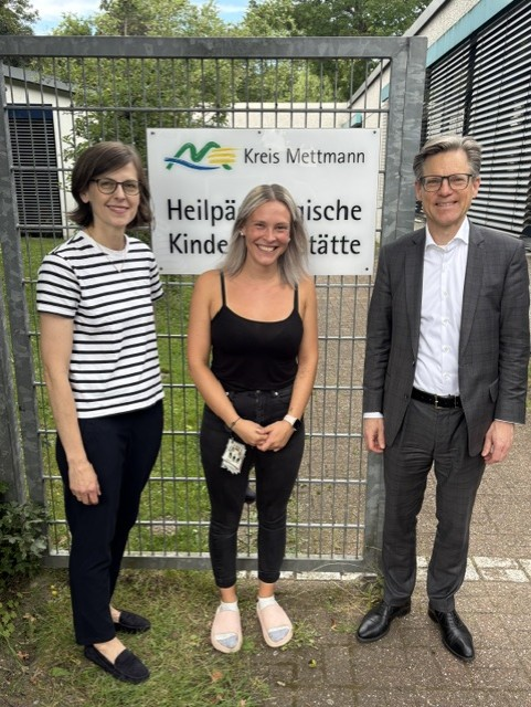 Rotary Spende Susanne Witschel, Förderverein, und Lisa Balzer, Leitung, freuen sich über 10.000 Euro, übergeben von Rotary Past President Jan Link, Bild: Rotary