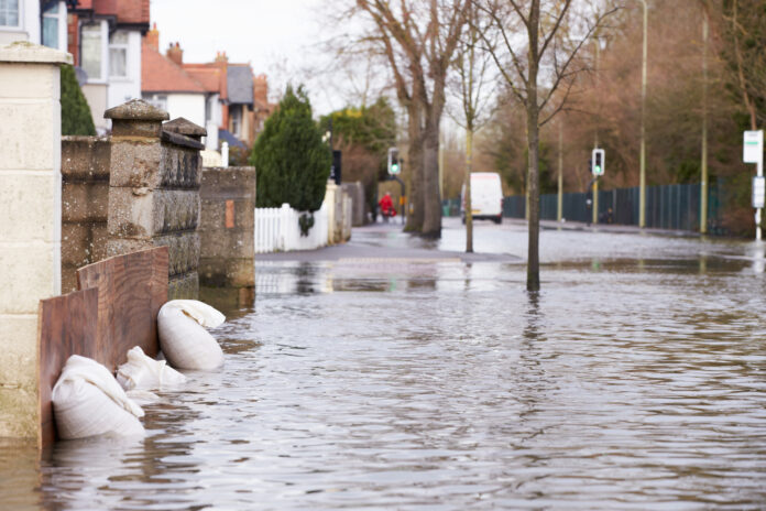 Sandbags Outside House On Flooded Road Extreme Wetterverhältnisse treffen heutzutage auch Ratingen. Doch wie kann man sich wappnen? Das sind die Tipps der Verbraucherzentrale NRW. Foto: Verbraucherzentrale NRW