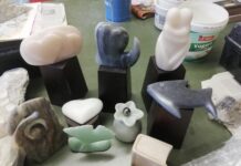 Speckstein Ausstellung im Mehrgenerationentreff Tiefenbroich Im Speckstein-Workshop sind zahlreiche Handschmeichler und Figuren entstanden, Bild Stadt Ratingen