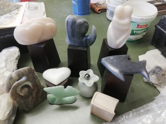 2026-08-04-Speckstein-Werke Im Speckstein-Workshop sind zahlreiche Handschmeichler und Figuren entstanden, Bild Stadt Ratingen