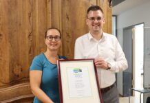 Ratingen ist zum fünften Mal eine offizielle „Fair-Trade-Stadt“ Bürgermeister Patrick Anders und die städtische Nachhaltigkeits-Koordinatorin Lena Steinhäuser freuen sich, dass Ratingen erneut als Fair-Trade-Stadt ausgezeichnet wurde. Foto: Stadt Ratingen