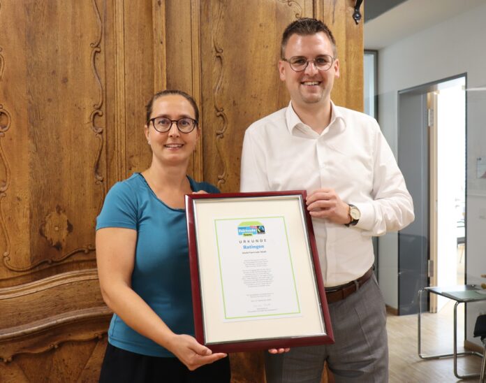 2026-08-27Fairtrade-Urkunde Bürgermeister Patrick Anders und die städtische Nachhaltigkeits-Koordinatorin Lena Steinhäuser freuen sich, dass Ratingen erneut als Fair-Trade-Stadt ausgezeichnet wurde. Foto: Stadt Ratingen