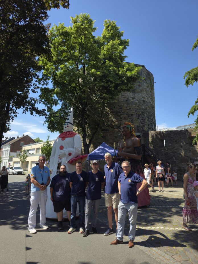 20260628_144812 Delegation aus der Partnerstadt Le Quesnoy mit Vertretern der Jonges vor dem Dicken Turm beim letzten Turmfest, Bild: Alexander Heinz
